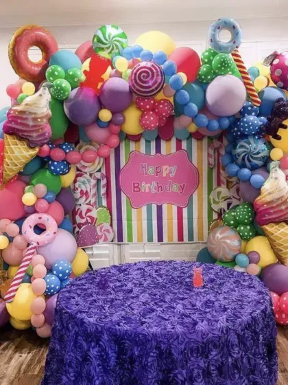A compact and colorful Candyland setup perfect for smaller venues. This decoration is packed with details like donut and ice cream balloons, creating a vibrant photo backdrop.