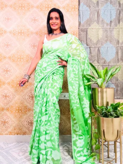 This light green Jamdani saree is a fresh and modern take on the traditional weave. It's a beautiful and comfortable saree for everyday elegance.