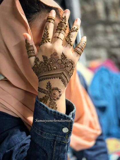 A simple and chic party henna design, perfect for when you want something stylish but not too heavy.