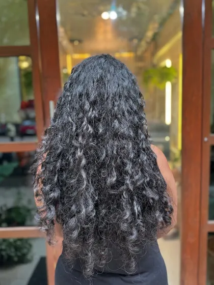 Here are my essential tips for taking care of dry, curly hair. This guide covers everything from hydration and conditioning schedules to gentle detangling and nighttime protection.