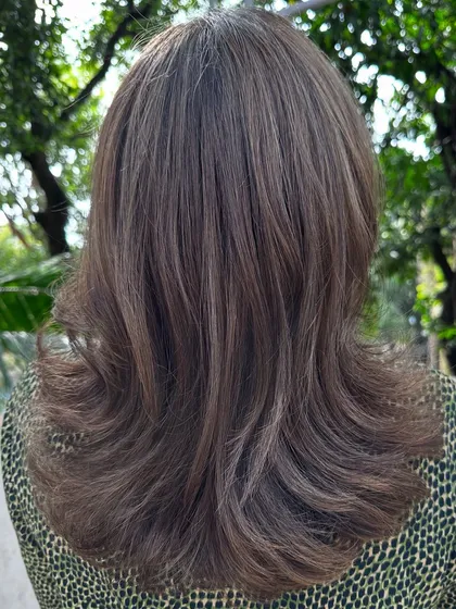 Getting her holiday-ready with a cool ash brown. This color is perfect for neutralizing unwanted warm tones and creating a sleek, modern look.
