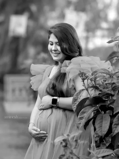 The same outdoor portrait, rendered in timeless black and white. This version highlights the soft light and her happy expression, creating a classic and emotional image.