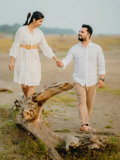 A little adventure during the pre-wedding shoot. Milan helps Pranali walk along a fallen log, creating a beautiful, interactive, and candid photograph.