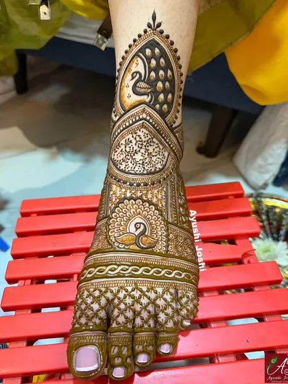 An elegant and traditional foot design with a large peacock as the main attraction, complemented by fine lines and checker patterns.