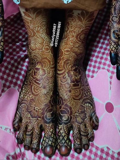 A beautiful stain on this intricate foot design. The patterns are so clear and the color is wonderfully deep.