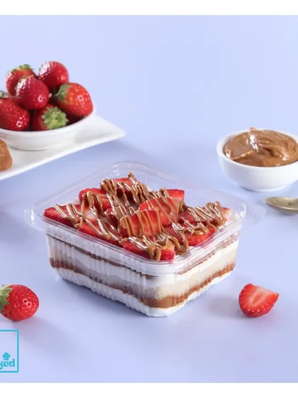 A fusion of two of our most popular flavors: Lotus Biscoff and Strawberry. This dessert tub layers vanilla sponge with fresh strawberries and Biscoff cream, drizzled with Biscoff spread for an extra indulgent treat.