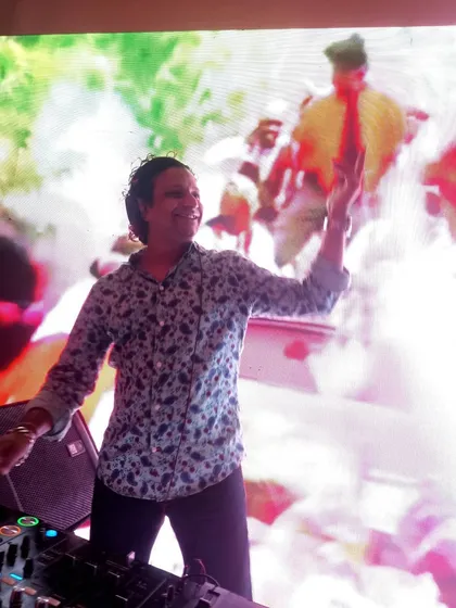 A smile on my face and a great visual show on the screen behind me. This is what a complete audio-visual DJ set looks like, creating a full sensory experience.