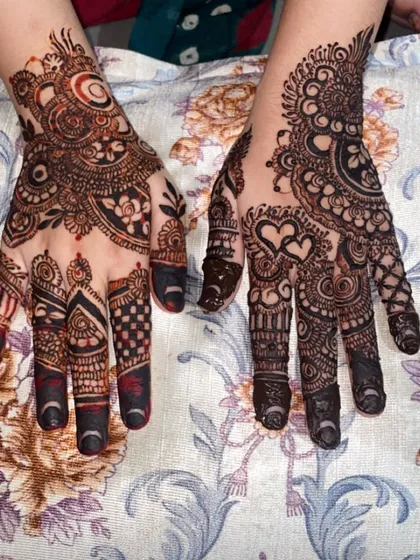 A detailed Pakistani design with a beautiful dark stain. The contrast between the filled and empty spaces is stunning.