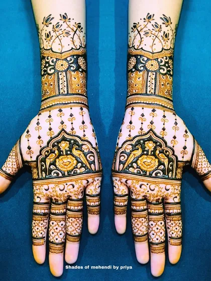 I love using the contrast of dark henna and open skin. This design uses negative space to highlight the peacock and floral motifs, making them look very striking.