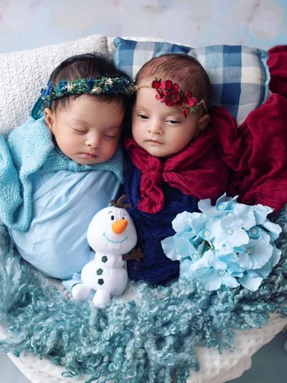 For all the Frozen fans, how perfect is this Elsa and Anna setup for twin sisters? Complete with Olaf, snowflakes, and color-coordinated wraps, this is a fun way to celebrate their arrival.