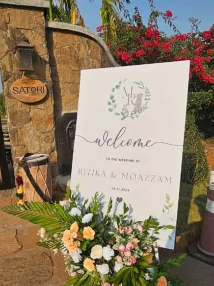A custom welcome sign for a minimal wedding. The simple typography and delicate floral wreath design set a graceful and inviting tone for guests as they arrive at the Satori venue.