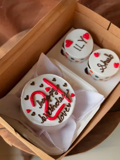 A 21st birthday combo with a bento cake and two personalized cupcakes.