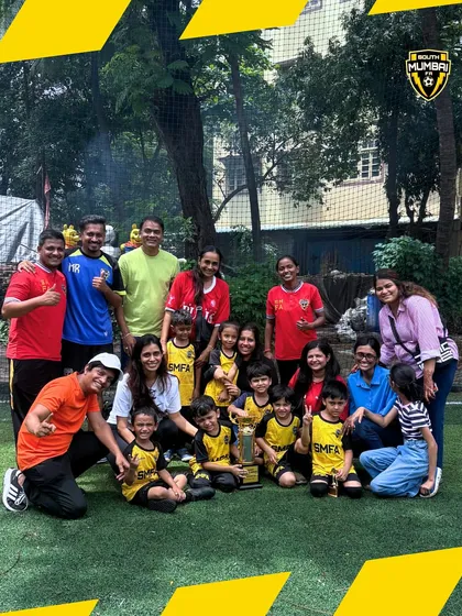 The complete family picture. Our U6 champions with their coaches and proud parents, who are an essential part of our supportive community.