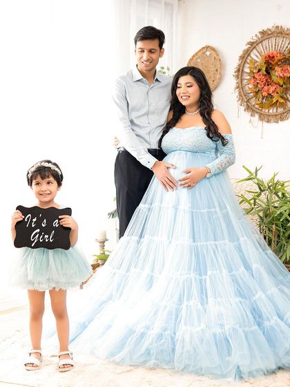 The big sister-to-be gets to make the big announcement. Including children in this way makes the session fun for them and meaningful for the whole family.