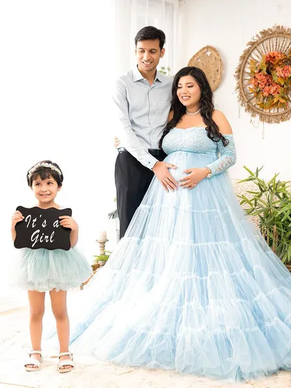 The big sister-to-be gets to make the big announcement. Including children in this way makes the session fun for them and meaningful for the whole family.