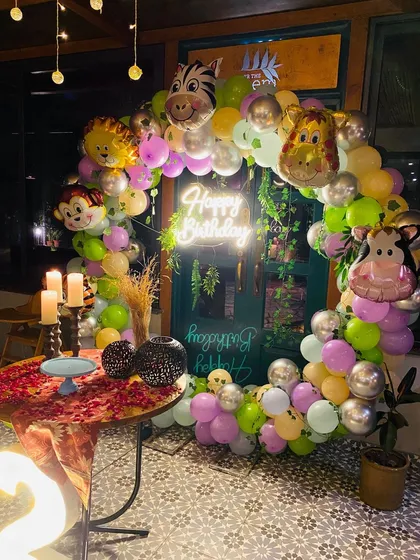 A side view of the jungle animal balloon arch, showing the variety of animal foil balloons used.