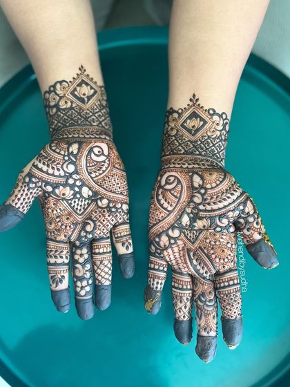 This short-hand design features a mix of paisley and geometric patterns, creating a rich and full look that is perfect for guests.