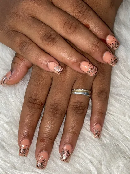 A subtle yet sparkling design perfect for a bridesmaid or a pre-wedding event. This set uses a nude base with a cascading glitter effect on the tips for a touch of celebration.