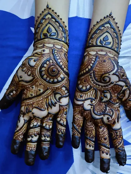 A full view of a gorgeous party-wear mehendi design, with matching patterns on both hands.