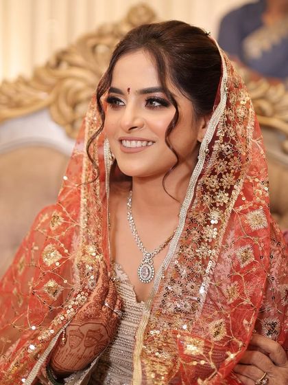 A lovely portrait of the bride with her dupatta. The soft glam makeup enhances her features beautifully.