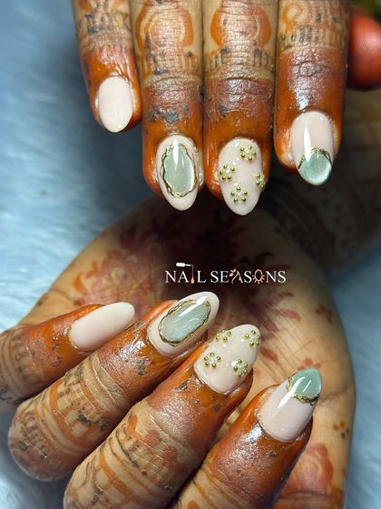 The gold details on these bridal nails are designed to catch the light beautifully, adding a touch of glamour to the overall look.
