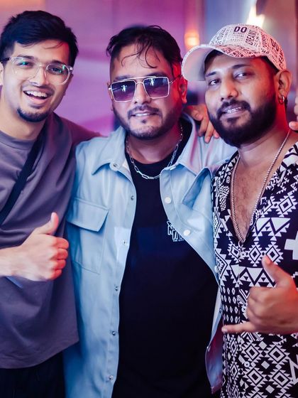 Hanging out with friends and fellow artists at The Fixx.