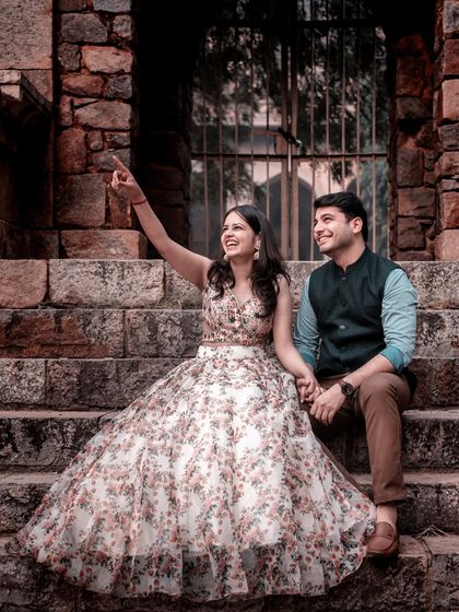 A joyful, candid moment on the steps of an old fort. It shows that even in the most historic settings, it's the spontaneous laughter that truly brings a photograph to life.