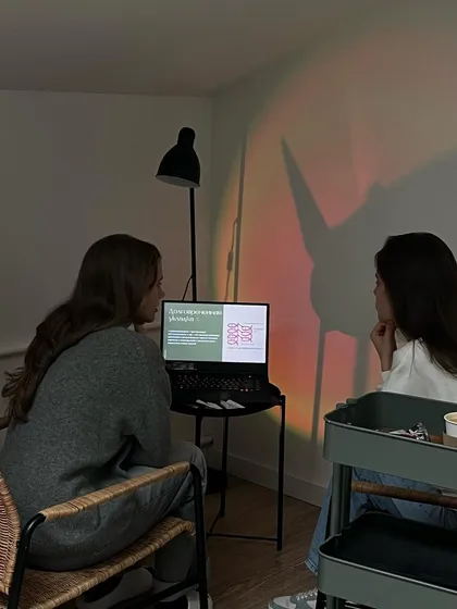 Our training goes beyond just practical skills. We dedicate time to theory, like this session where students are learning about color theory and client analysis from a presentation. A strong theoretical foundation is crucial for becoming a true expert.