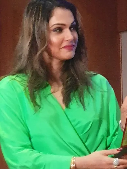 A candid shot of Isha Koppikar presenting the award. I am so thankful for this recognition from Glam India Events.