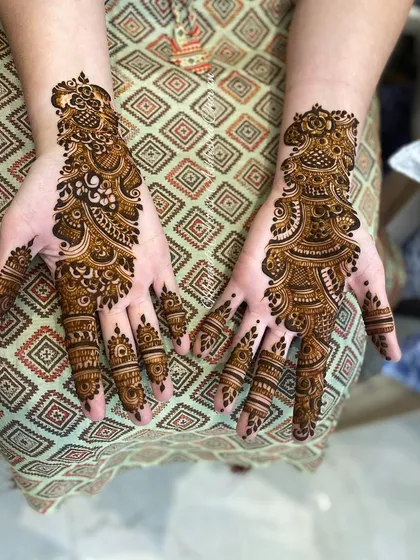 An elegant Arabic design with a flowing, vine-like pattern. This style is modern and sophisticated, perfect for any occasion.