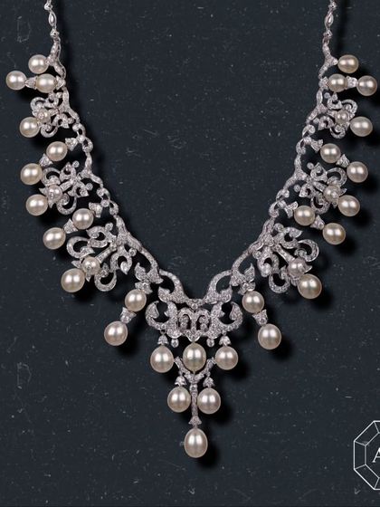 This diamond and pearl statement necklace is a fantasy that comes to life, where luxury knows no bounds.