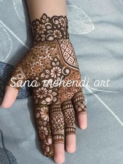 A lovely floral design on the palm with a delicate cuff and detailed finger work.