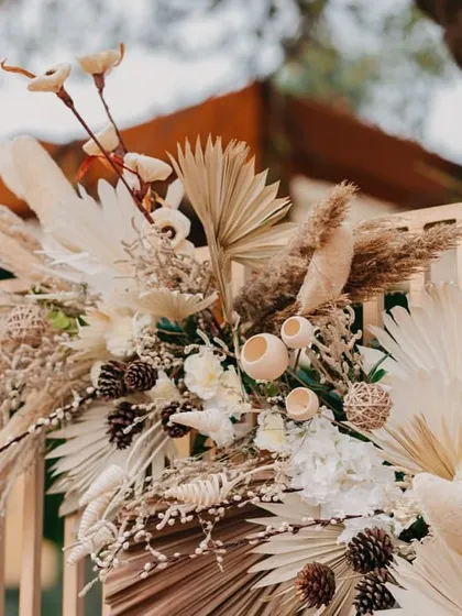 A close-up of the intricate pampas grass and dried flower arrangements, showcasing the beauty of bohemian-inspired decor.