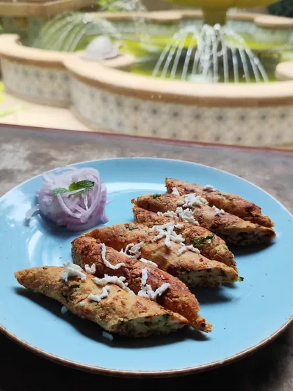 For a rich and nutty flavor, try our Paneer Kaju Seekh. This kebab is made with a blend of soft paneer and creamy cashews, seasoned with mild spices and grilled to a golden brown.