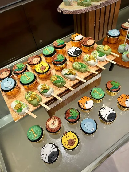 This view showcases the full assortment of treats ready for the party. I ensure there's a wide selection so every guest can pick their favorite, from the detailed animal cupcakes to the easy-to-eat cakesicles.