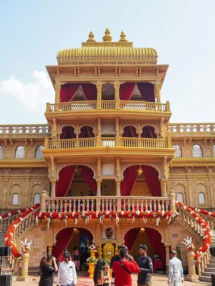 Transforming a palace venue for a wedding is a dream. Here, I decorated the grand facade and staircase with red floral arrangements to create a truly royal and magnificent atmosphere.