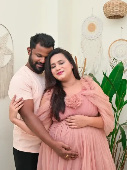 A tender moment captured in our Boho corner. The soft pink tulle gown contrasts beautifully with the natural greens of the plants and the textures of the macrame, creating a romantic and earthy feel.