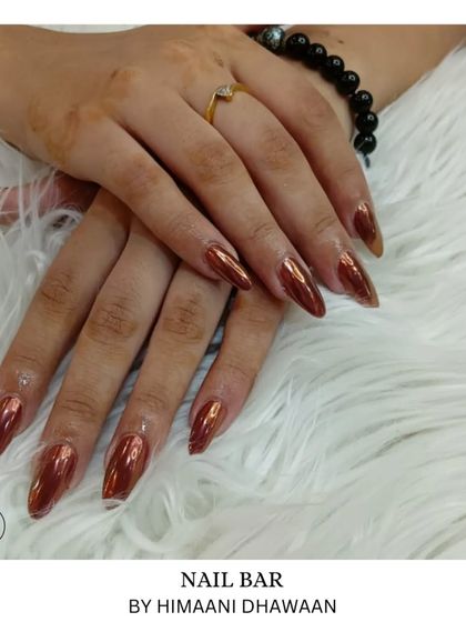 A full set of our beautiful bronze chrome nails. The metallic finish is perfect for making a bold statement.