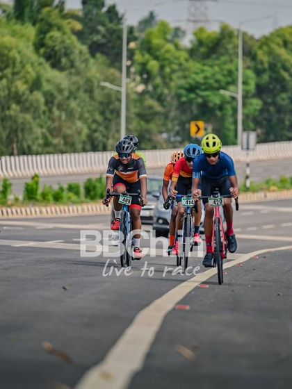 The peloton, navigating an underpass on the course.