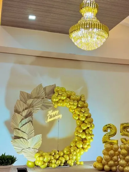Another view of the stunning golden 25th anniversary setup, showing how it looks in a grand hall with a chandelier. It’s perfect for a large party.