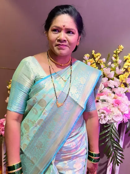 A full shot of the bride's mother, looking graceful and elegant in her saree.