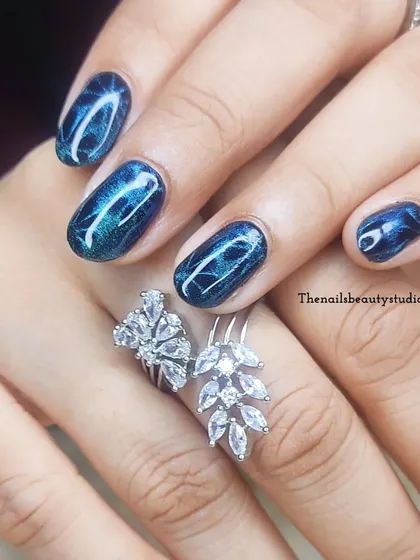 Another view of the vibrant cat-eye gel polish, showing how the light creates a beautiful "S" curve.
