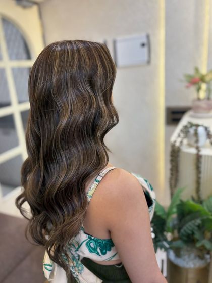 This style shows how global colour and highlights can create a sophisticated and polished look, perfect for any occasion.