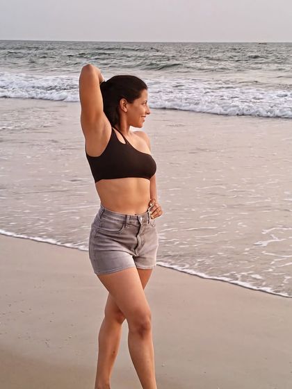 Another self-appreciation shot from the beach. A reminder that fitness is about balance: eating home-cooked food, enjoying meals out, and moving your body consistently.