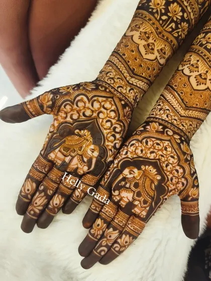 A closer look at the royal elephants on the palms. The details in the howdah and the surrounding patterns are what make this piece so special.