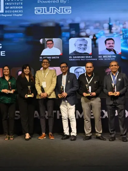The managing committee of our knowledge partner, the Indian Institute of Interior Designers (IIID), is honored on stage for their contribution.