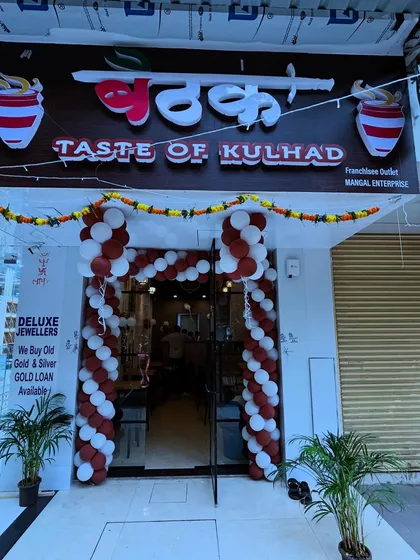 A clean and inviting balloon arch in brand-matching colors for the grand opening of a new cafe. This is how I create a festive and welcoming entrance that draws in customers from day one.