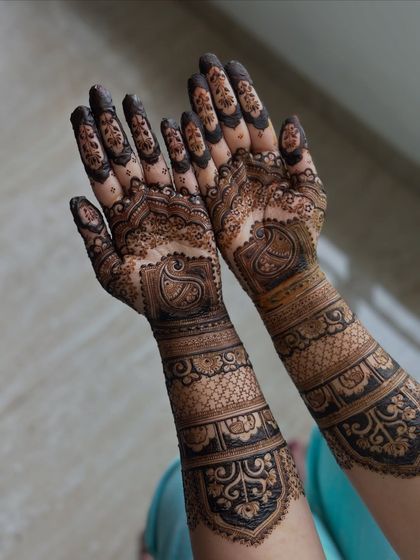 The full view of this elegant engagement mehendi, with a mix of modern and traditional patterns.