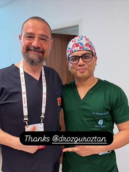 Sharing a moment with Dr. Ozgur Oztan, another pioneer in FUE techniques. Exchanging insights with such experts is invaluable.
