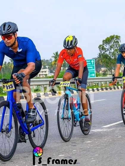 Three U-18 riders, battling it out for position.